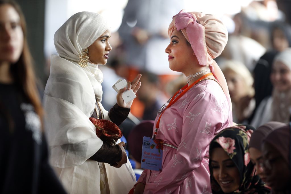 Мусульманская неделя. Принцесса мусульманка современная. Индонезия люди современные мусульманки. Мусульманка в золоте. Мода в Исламе для женщин.